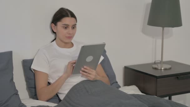 Mujer hispana celebrando el éxito en la tableta en la cama — Vídeos de Stock