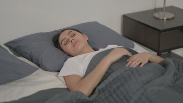 Avslappnad latinamerikansk kvinna sover lugnt i sängen — Stockvideo