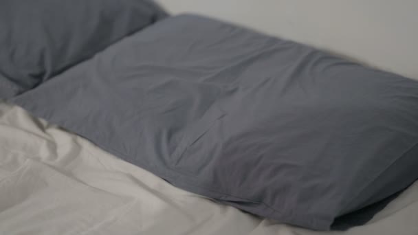 Spanisch Frau ins Bett gehen und schlafen — Stockvideo