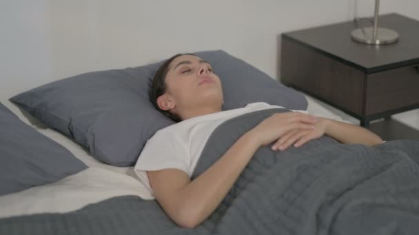 Hispanic femeie tuse în timp ce dorm în pat — Videoclip de stoc