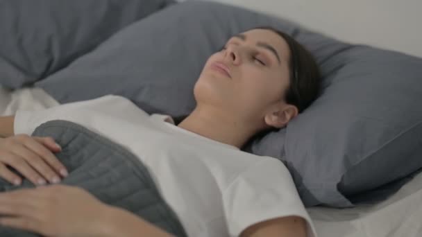 Mujer hispana durmiendo en la cama pacíficamente — Vídeos de Stock