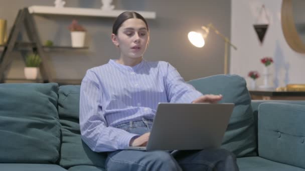 Hispán nő záró laptop állva, megy el — Stock videók