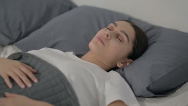 Spanierin wacht aus Schlaf im Bett auf — Stockvideo