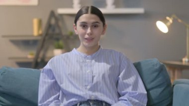 İspanyol Kadın Portresi Parmak ile Tamam İmzası Gösteriyor
