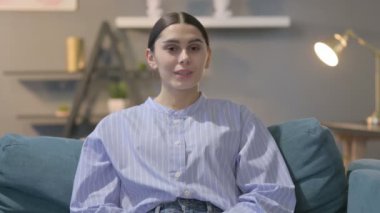 İspanyol Kadın Portresi Kafa Sallama İşareti Yok 