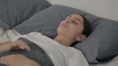 Yatakta Kabus 'tan uyanan İspanyol Kadın