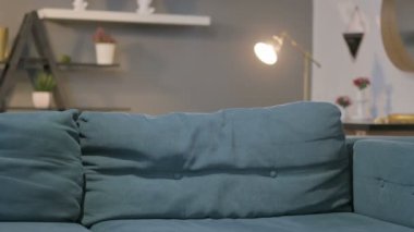 İspanyol Kadın Koltukta Oturarak Geri Dönüyor 