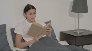 Yatakta Otururken Kitap Okuyan İspanyol Kadın