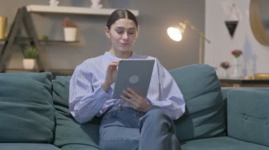 Kanepede Tablet 'te Kaybolan İspanyol Kadın 