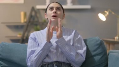 Elleri çapraz dua eden İspanyol Kadın Portresi