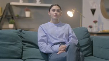 Kanepede otururken diş ağrısı çeken hasta İspanyol kadın.