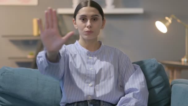 Portret van Spaanse vrouw toont stoppen met tekenen met de hand — Stockvideo