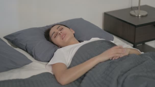 Spansktalande kvinna som har huvudvärk medan hon sover i sängen — Stockvideo