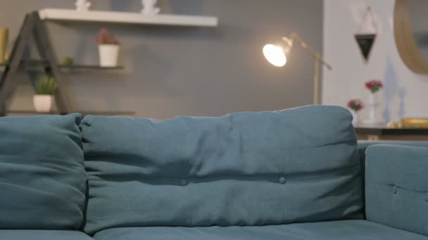 Hispanische Frau kommt auf Sofa sitzend zurück — Stockvideo