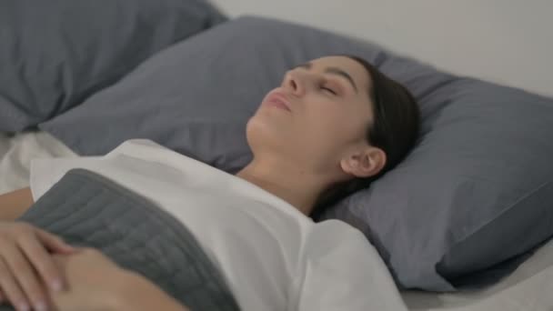 Hispanic Woman Feeling Uncomfortable while Sleeping in Bed — Stock Video