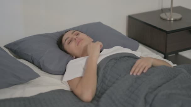 Femeia hispanică se simte incomod în timp ce doarme în pat — Videoclip de stoc