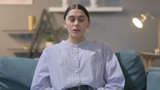 Porträt einer hispanischen Frau, die traurig auf dem Sofa sitzt — Stockvideo