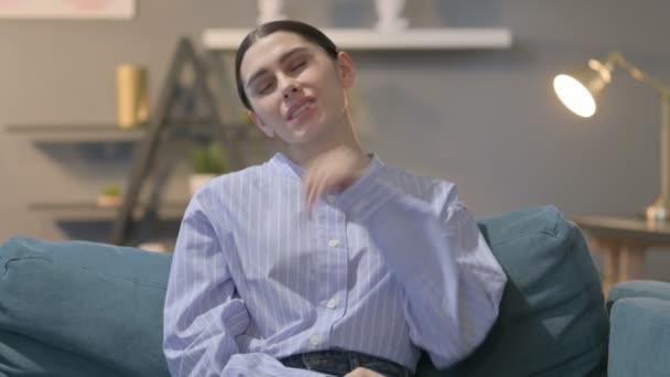 Retrato de una mujer hispana con dolor de cuello — Vídeos de Stock
