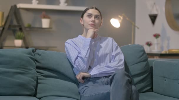Hispanische Frau denkt im Sitzen auf Sofa — Stockvideo