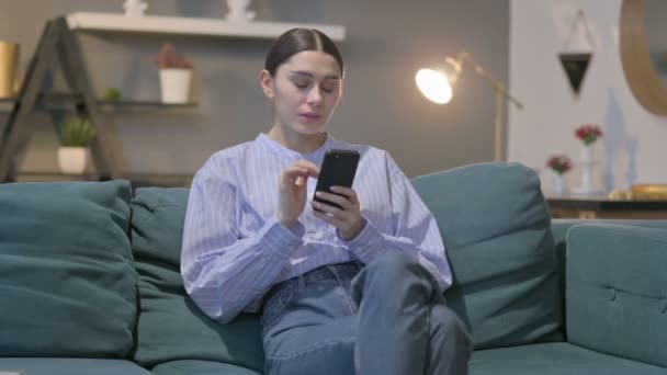 집에서 스마트 폰을 사용하지 못하는 스페인 여자 — 비디오