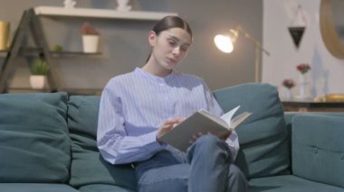 Hispanik Kadın Koltukta Otururken Kitap Okuyor