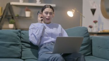 Bilgisayarlı Kızgın Kadın Telefonla Konuşuyor