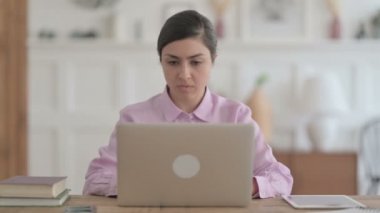 Ofiste dizüstü bilgisayar kullanırken Hintli Kadın öksürüyor 