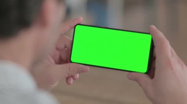 Genç Adam Krom Ekran ile Akıllı Telefona Bakıyor