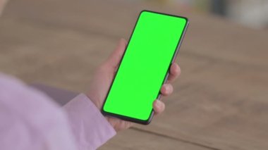 Hintli Kadın Krom Ekran ile Akıllı Telefon Kullanıyor