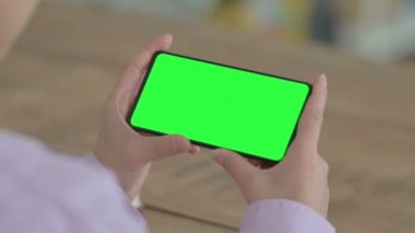 Krom Ekranlı Akıllı Telefona Bakan Hintli Kadın