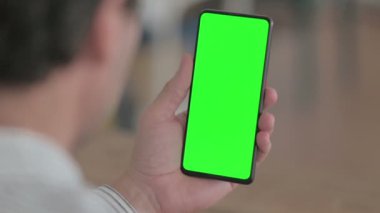 Genç Adam Krom Ekran ile Akıllı Telefon Kullanıyor
