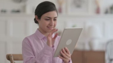 Ofiste Tablet kullanan Çekici Hintli Kadın Portresi 