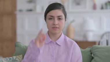 Kamerayı işaret eden Hintli Kadın Portresi 