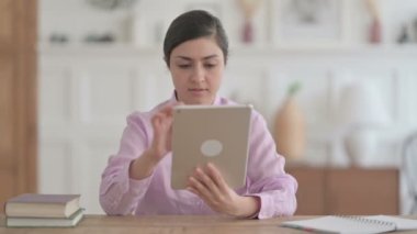 Ofiste otururken Tablet kullanan Hintli Kadın