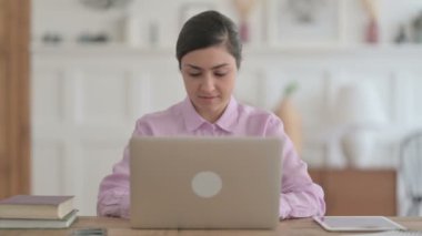 Ofiste dizüstü bilgisayarda çalışan Hintli kadın.