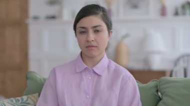 Başparmakları İndiren Hintli Kadın Portresi