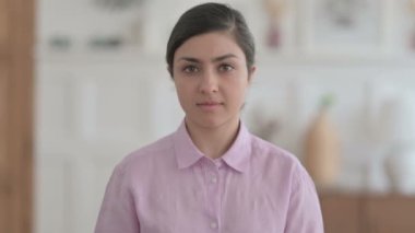 Çekici Hintli Kadın Portresi Kameraya Gülümsüyor 
