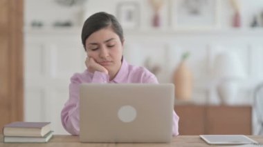 Hintli Kadın Laptop 'la Ofiste Otururken Kestiriyor