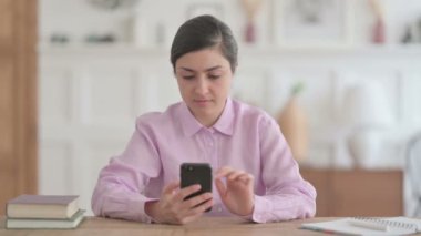 Ofiste akıllı telefon kullanan Çekici Hintli Kadın 