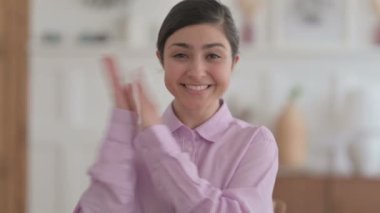 Mutlu Hintli kadın portresi alkışlıyor, alkışlıyor. 