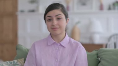 Hintli Kadın El Sallıyor, Hoş Geldiniz