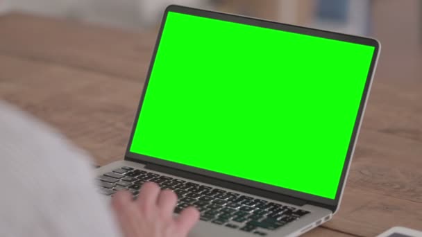 Jongeman met laptop met groen scherm — Stockvideo