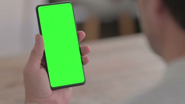 Junger Mann benutzt Smartphone mit Chroma-Bildschirm — Stockvideo