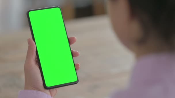 Indiase vrouw met behulp van smartphone met Chroma Screen — Stockvideo