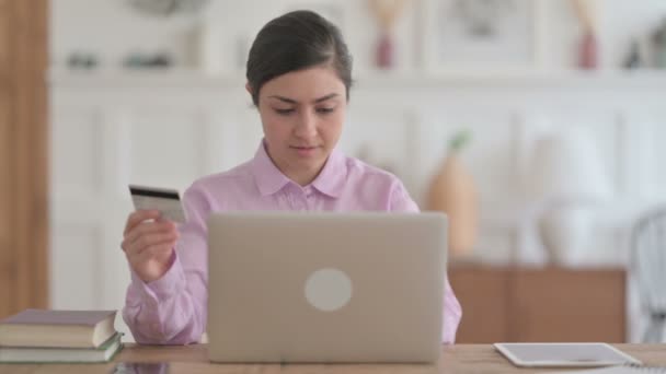 Indische Frau macht erfolgreiche Online-Zahlung am Laptop — Stockvideo