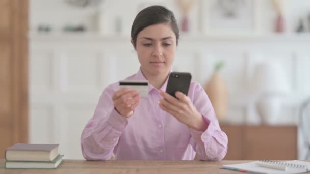 Mujer india haciendo el pago en línea con éxito en Smartphone — Vídeo de stock