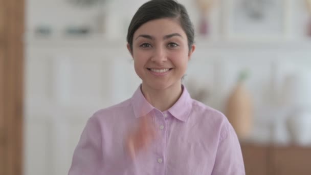 Portrait de femme indienne pointant vers la caméra — Video