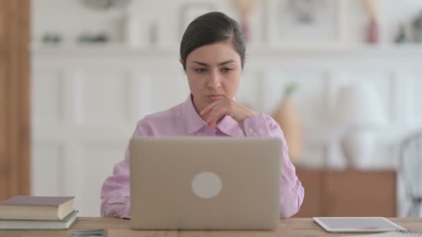 Inderin denkt während der Arbeit am Laptop im Büro — Stockvideo