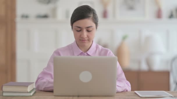 Indická žena ukazuje palce dolů přihlášení při použití notebooku v kanceláři — Stock video