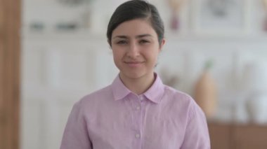 Elle Kalp Şeklini Gösteren Hintli Kadın Portresi 